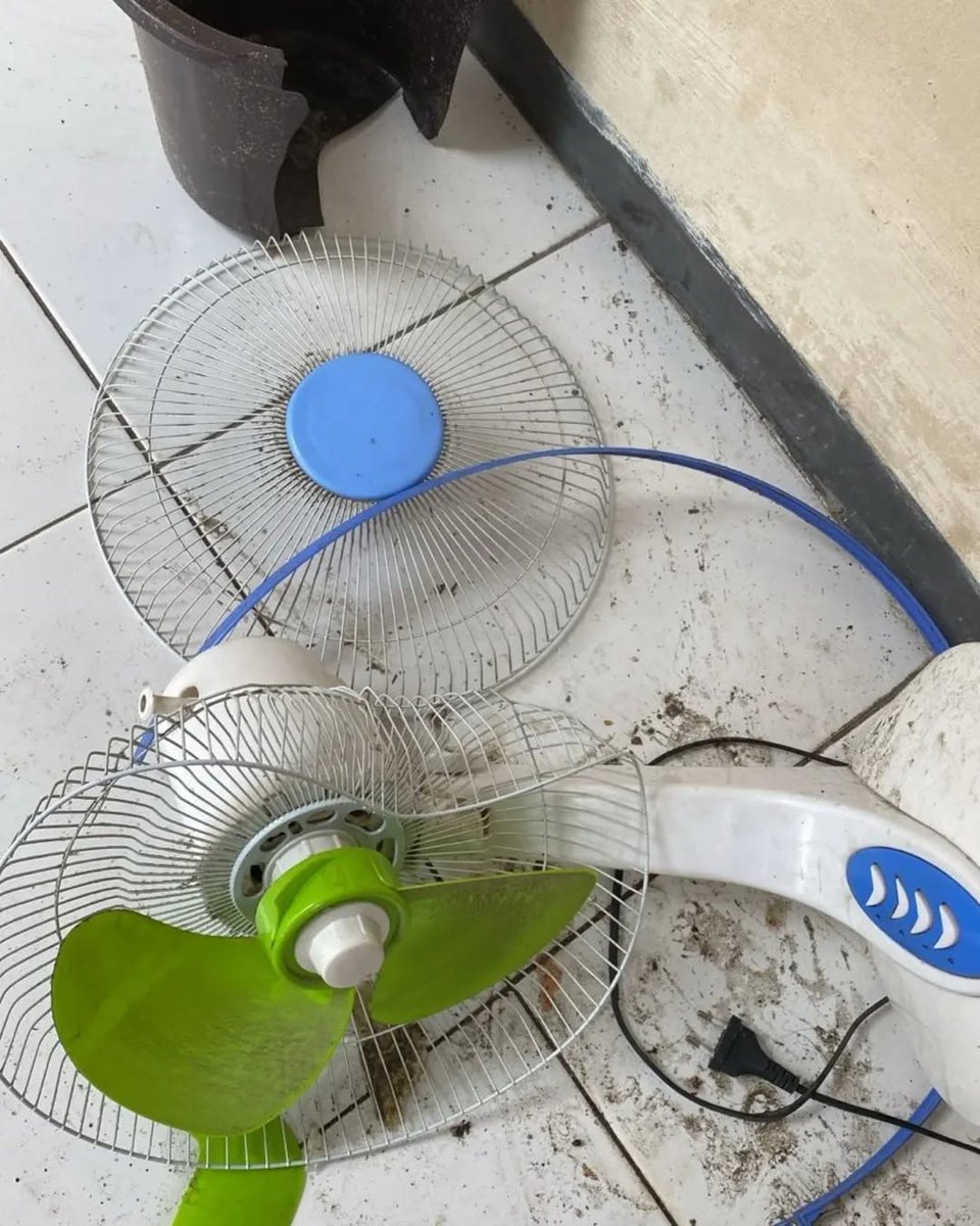 dhemit_is_back's tweet photo. Oknum Aparat TNI Diduga Aniaya Warga Hingga Babak Belur, Korban Dipukul dengan Botol dan Kipas Angin

Seorang warga babak belur menjadi korban penganiayaan oleh oknum anggota TNI di Kota Serang, Banten, Selasa (15/4/2025) dini hari. Kejadian ini terjadi sekitar pukul 05.00 WIB di lingkungan kontrakan di belakang Kantor Kecamatan Cipocok Jaya Kota Serang.

Menurut informasi yang dihimpun dari salah satu saksi mata yang enggan disebutkan namanya, insiden bermula saat korban yang diketahui sebagai penjaga kosan melihat sebuah mobil yang masuk ke lingkungan kos. Diduga karena tidak terima aksinya diperhatikan, pelaku langsung menyerang korban secara brutal.

"Pelaku bersama tiga orang temannya langsung memukuli korban. Mereka pakai tangan kosong, terus mukul pakai botol minuman keras, bahkan korban dipukul juga pakai kipas angin. Saya nggak tega lihatnya, botol itu dipecahin di kepala korban berkali-kali," ujar saksi.

Sebelumnya korban sempat berusaha menyelamatkan diri dengan masuk ke dalam salah satu kamar kos yang pintunya sudah ditutup, namun pelaku lainnya mendobrak pintu sambil membawa botol minuman dan melanjutkan penganiayaan. Salah satu pelaku juga disebut membawa senjata tajam.

Sebelum kejadian, beredar video yang memperlihatkan pelaku bersama teman-temannya berada di salah satu tempat hiburan malam. Hal ini memicu dugaan bahwa pelaku dalam kondisi tidak sadar saat melakukan aksi kekerasan tersebut.

Menurut informasi yang beredar, pelaku penganiayaan di lingkungan kosan ini merupakan pelaku penganiayaan di Jln. Veteran Kota Serang yang mengakibatkan korban tidak sadarkan diri dan dinyatakan meninggal dunia di RSUD Banten. Kejadian penganiayaan di Jl Vetrean terjadi sekitar Pukul 02.00 dini hari

Atas kejadian penganiayaan Jl Veteran Kota Serang, pelaku utama merupakan Oknum anggota TNI telah diamankan oleh pihak Denpom III/4 Siliwangi untuk proses hukum lebih lanjut. Polisi militer menyatakan akan mengusut kasus ini secara tuntas.

🎥 @fesbukbanten