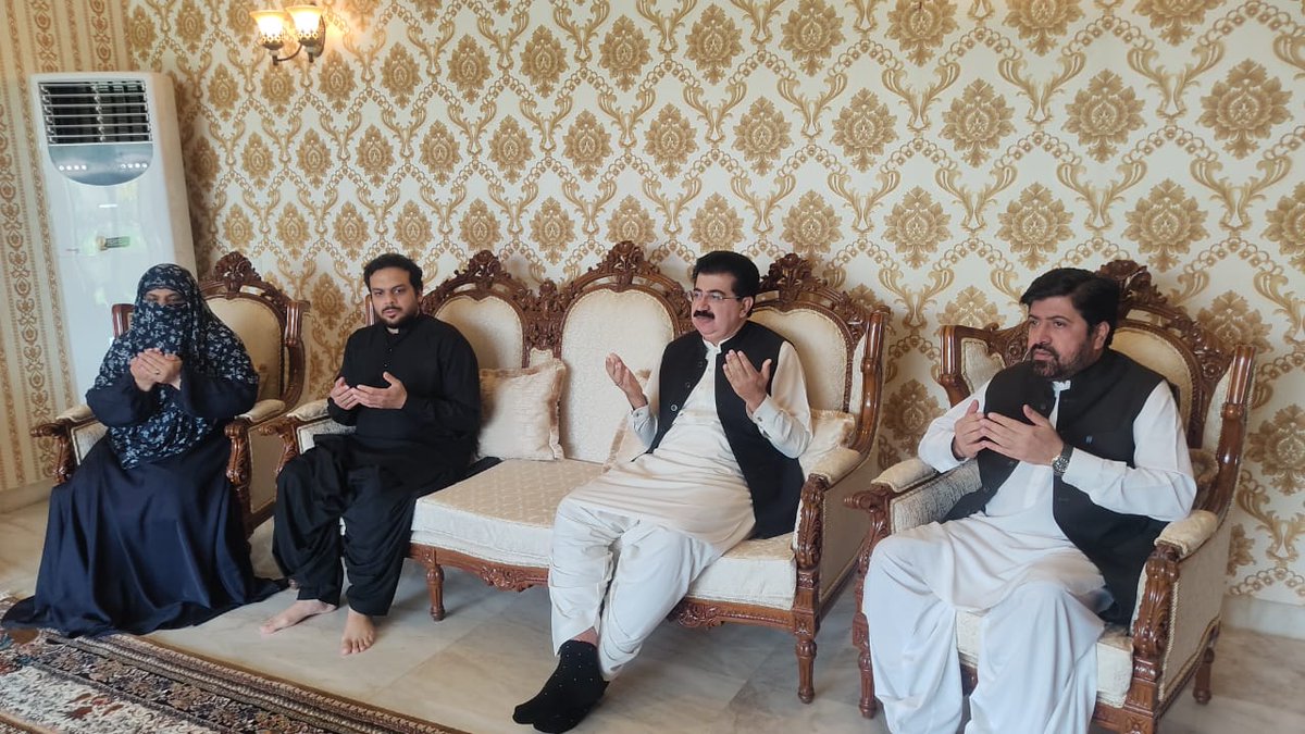 سابق چیئرمین سینیٹ و ایم پی اے چاغی میر صادق سنجرانی کی کراچی آمد۔ میر صادق سنجرانی نے سینیٹر تاج حیدر کے انتقال پر ان کے اہلخانہ سے تعزیت کی اور انکی کامل مغفرت کیلیے دعا کی۔
 میر صادق سنجرانی وزیراعلیٰ بلوچستان کی مشیر محترمہ ربابہ بلیدی کی رہائش گاہ پہنچے۔ انہوں نے محترمہ