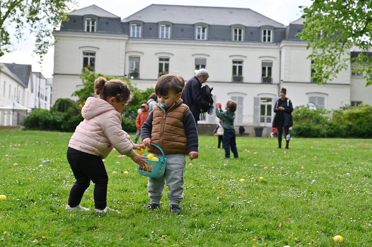 villesmso91's tweet photo. La #chassealoeuf a réuni 500 #enfants, samedi 19 avril. Les plus petits couraient dans le parc Jean Vilar #saintmichelsurorge pour ramasser des œufs, les plus grands faisaient preuve d'adresse pour réussir les défis. Et, bien évidemment, #gourmandises chocolatées pour tous ! https://t.co/2dABUGf2tM