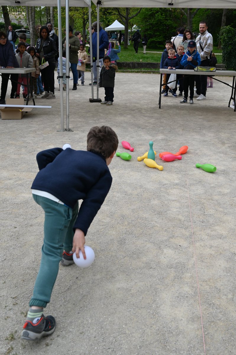 villesmso91's tweet photo. La #chassealoeuf a réuni 500 #enfants, samedi 19 avril. Les plus petits couraient dans le parc Jean Vilar #saintmichelsurorge pour ramasser des œufs, les plus grands faisaient preuve d'adresse pour réussir les défis. Et, bien évidemment, #gourmandises chocolatées pour tous ! https://t.co/2dABUGf2tM