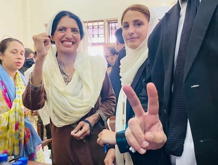 fatima_amb56512's tweet image. عالیہ حمزہ  کے چہرے پر مسکراہٹ ✌🏻
میری آنکھوں میں تجھے ڈر نہ ملے گا💯
#bloompakistan
#پاکستان_کی_کہانی