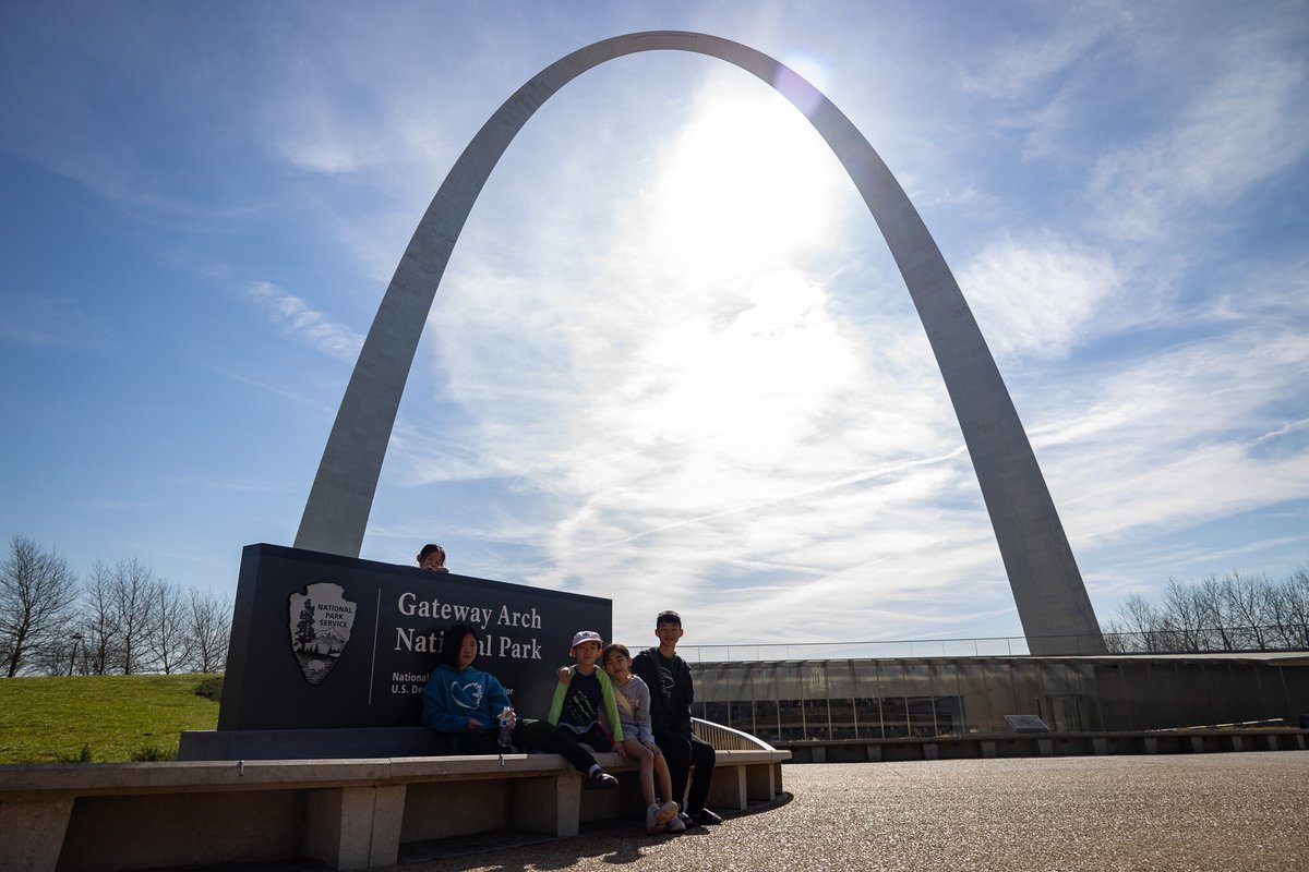 GatewayArchSTL's tweet image. 🎊🥳 Happy National Park Week! 🎉🙌 As your favorite shiny landmark, I’ve cooked up 7 ways you can celebrate with me (1 for each day of #NationalParkWeek):

1️⃣ Ride to the Top 🚀
2️⃣ Snap a selfie (I always hit my angles) 📸
3️⃣ Picnic under my legs 🍔
4️⃣ Take a riverboat cruise 🚢