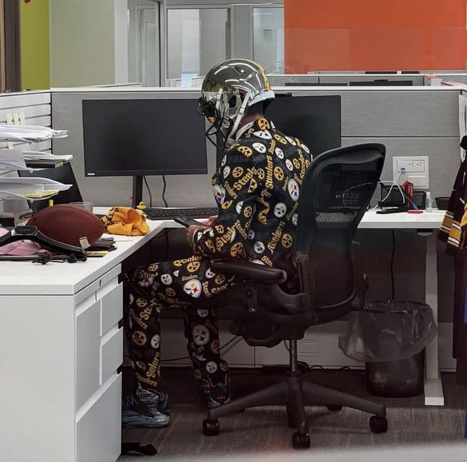 Them: “THE 2025 NFL DRAFT IS FINALLY HERE.”

Me at work ALL DAY on Thursday: