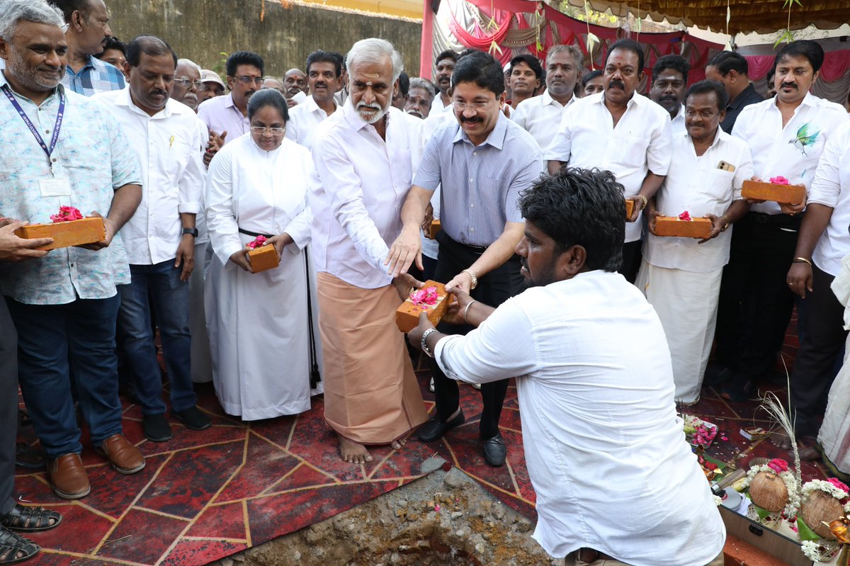 Dayanidhi_Maran's tweet photo. கழகத் தலைவர் மாண்புமிகு தமிழ்நாடு முதலமைச்சர் திரு@mkstalin அவர்களின் வழிகாட்டுதலின்படி, வடசென்னை வளர்ச்சித் திட்டத்தின்கீழ் ரூ.1.60 கோடி மதிப்பீட்டில், சென்னை கிழக்கு மாவட்டம் துறைமுகம் சட்டமன்ற தொகுதி, பகுதி 5ல் பணிமனை 57ல் உள்ள டேவிட்சன் சாலையில் 33/11 KV துணை மின் நிலையம் மற்றும் மின் மாற்றி அமைக்கும் பணிகளை, மாண்புமிகு இந்து சமய அறநிலையத்துறை மற்றும் சென்னை பெருநகர வளர்ச்சி குழும அமைச்சர் திரு@PKSekarbabu அவர்களுடன் அடிக்கல் நாட்டி துவக்கி வைத்த நிகழ்வில்… உடன் பகுதிக் கழகச் செயலாளர்கள் திரு.எஸ்.முரளி, திரு.எஸ்.ராஜசேகர், மண்டலக் குழுத் தலைவர் திரு.ப.ஸ்ரீராமுலு, வட்டக் கழகச் செயலாளர் திரு.ராமமூர்த்தி, மாமன்ற உறுப்பினர்கள் திரு.ராஜேஷ் ஜெயின், திரு.வி.பரிமளம் மற்றும் கழக முன்னணியினர் …