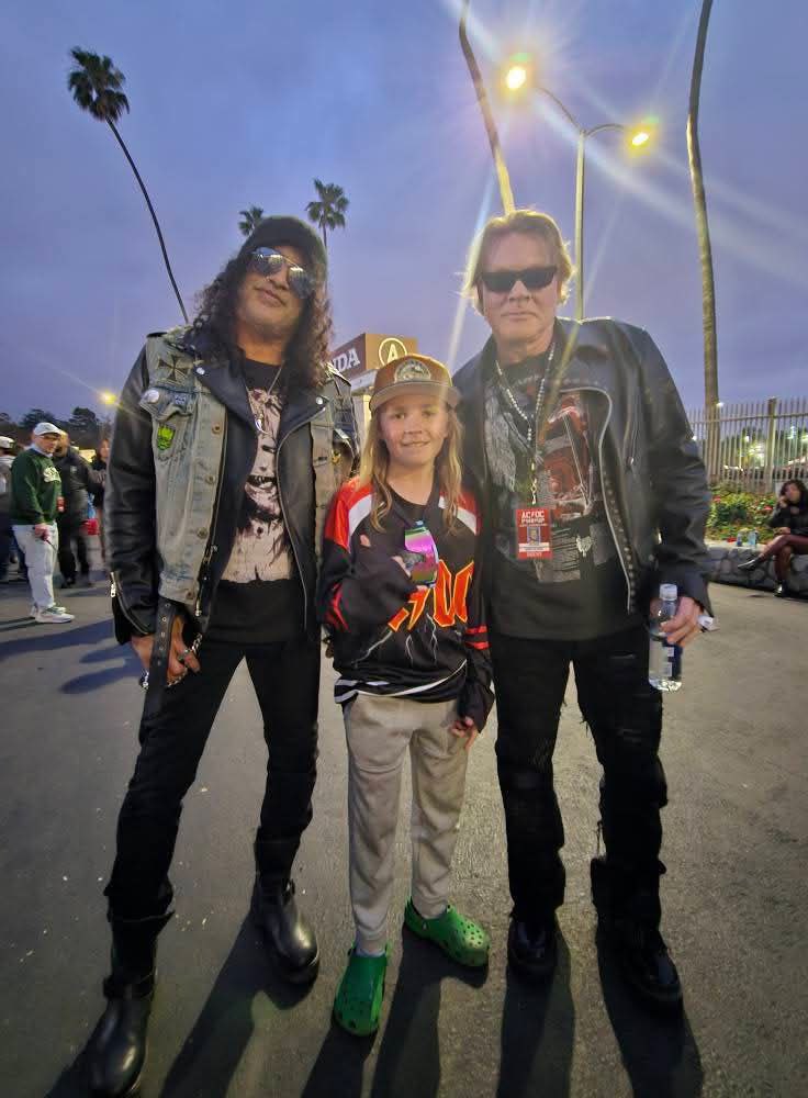 . <a href="/Slash/">Slash</a> y <a href="/axlrose/">Axl Rose</a> estuvieron anoche viendo el concierto que <a href="/acdc/">AC/DC</a> dio en el Rose Bowl de Pasadena, California. Esta foto fue tomada en las inmediaciones del estadio