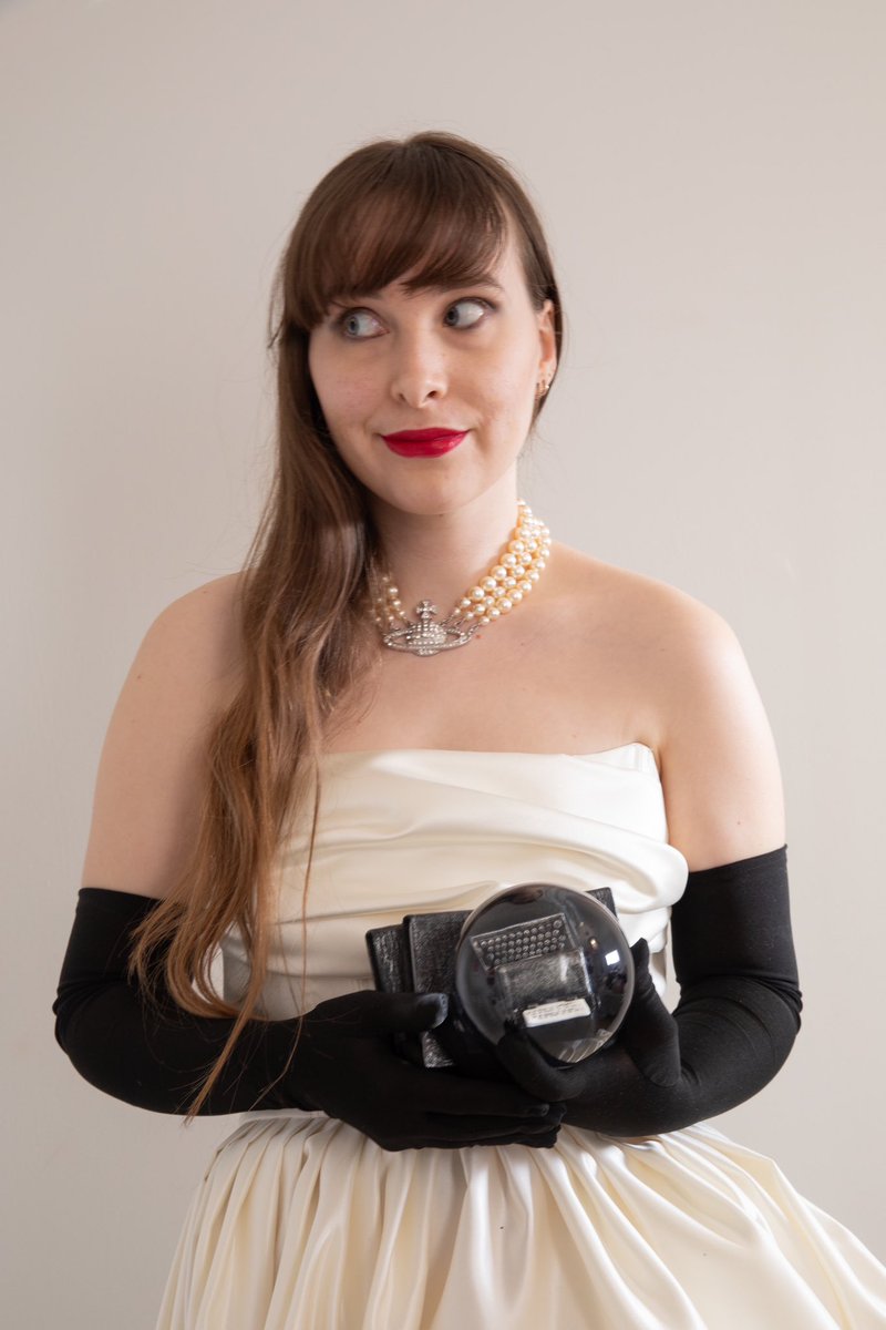 folkmari13's tweet image. Today we are smirking and showing our ✌🏻’s for #1YearOfTSTTPD just like our chairman did when announcing the love of our lives🪶🤍 @taylornation13