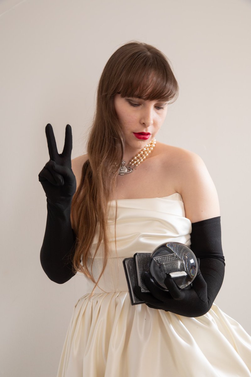 folkmari13's tweet image. Today we are smirking and showing our ✌🏻’s for #1YearOfTSTTPD just like our chairman did when announcing the love of our lives🪶🤍 @taylornation13