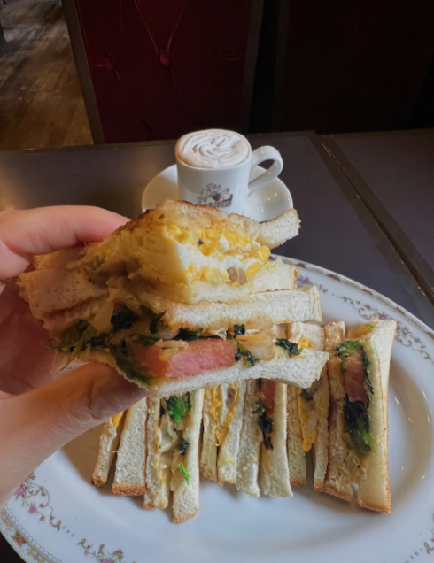 Selenebso's tweet photo. Fragrant coffee paired with fresh sandwiches, salty ham, tender eggs and refreshing vegetables is a perfect match! ☕🥪✨ Such a meal makes the day full of energy and beauty. https://t.co/bxJLbpJMVK