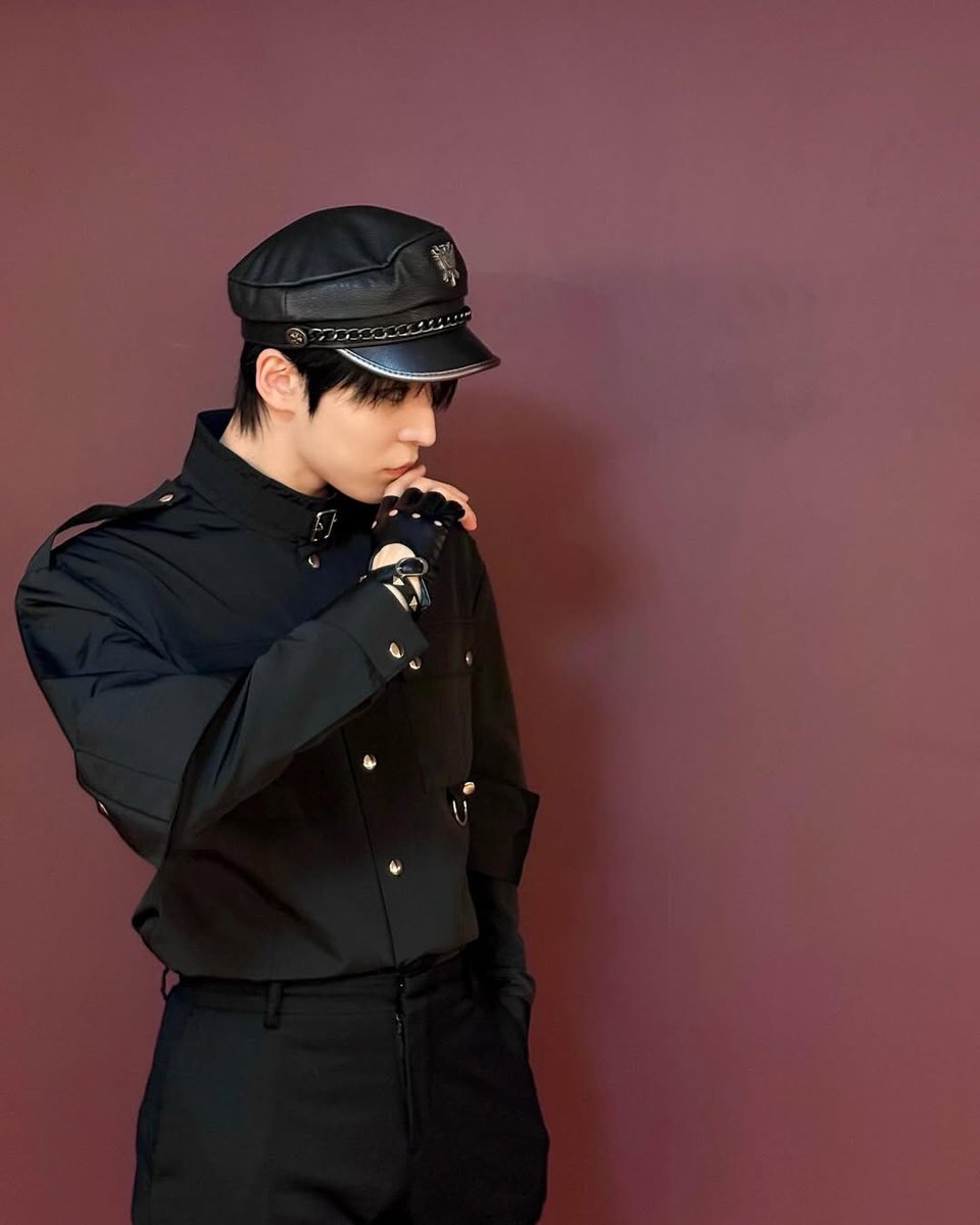 993YUN's tweet photo. 오랜만이네🖤
#Yunhois3gram https://t.co/uqhn8VH8sc