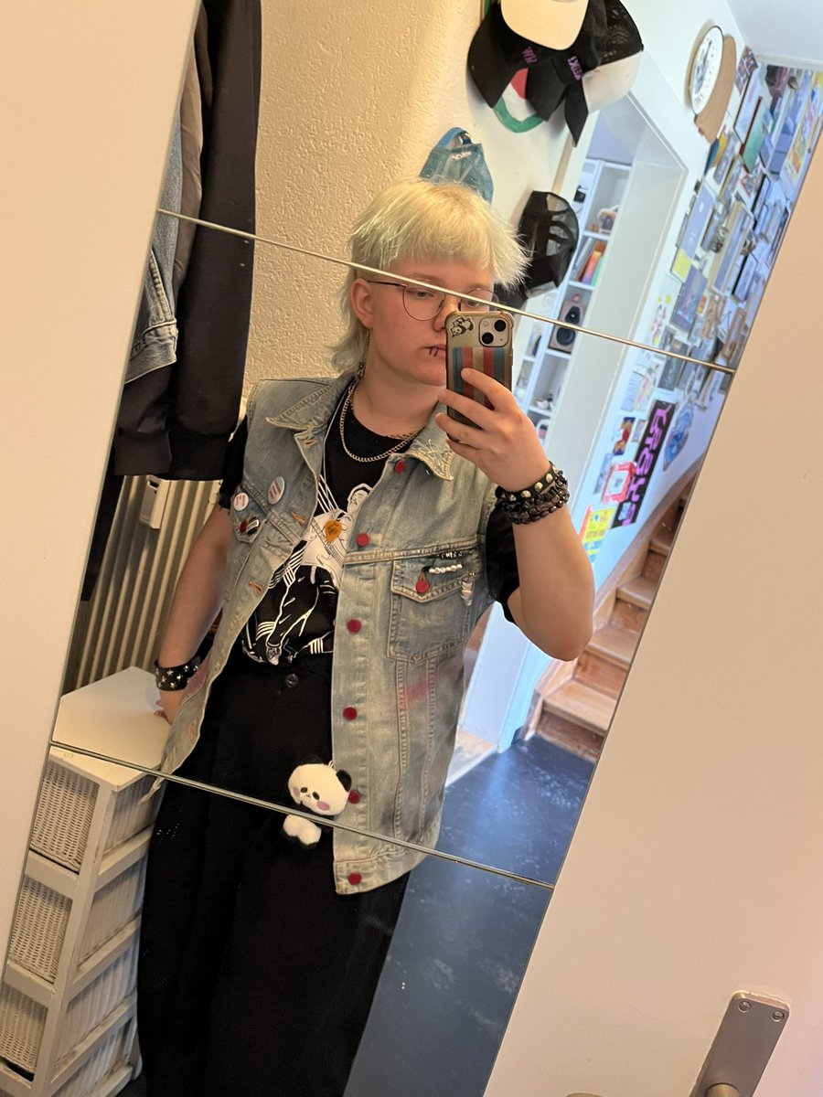 deukaequartz's tweet photo. ootd feat. pandam and arem‘s bass pick on a necklace https://t.co/VzQvb3HS2a