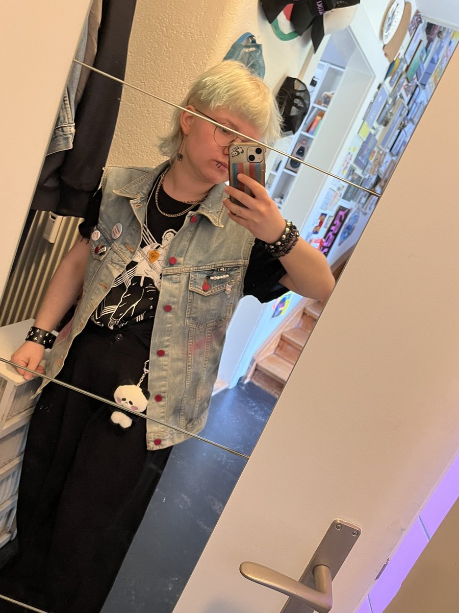 deukaequartz's tweet photo. ootd feat. pandam and arem‘s bass pick on a necklace https://t.co/VzQvb3HS2a