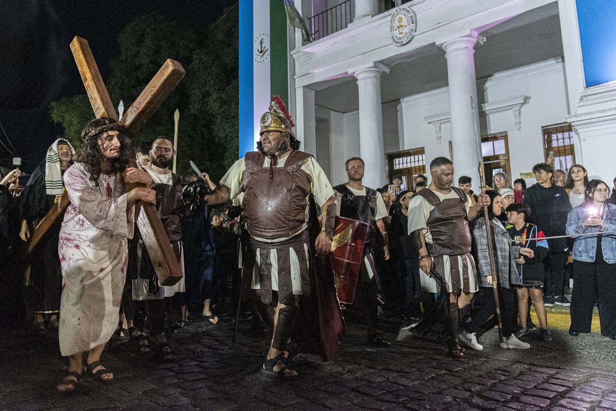 CascallaresPJ's tweet photo. FIRMES JUNTO A CRISTO EN EL CAMINO HACIA LA CRUZ

Este #ViernesSanto acompañamos las emotivas expresiones de Fe que se registraron en los más diversos puntos de nuestro distrito.

Miles de fieles acompañaron a Cristo en el Vía Crucis partiendo de los Templos locales y llenando las calles de amor hacia el Señor, nuestro Salvador.

Estuvimos en Glew, en José Mármol, en Burzaco, en Adrogué, en San José, en Don Orione y en todos aquellos lugares donde se palpitó el Viernes Santo.

#BrownConVos