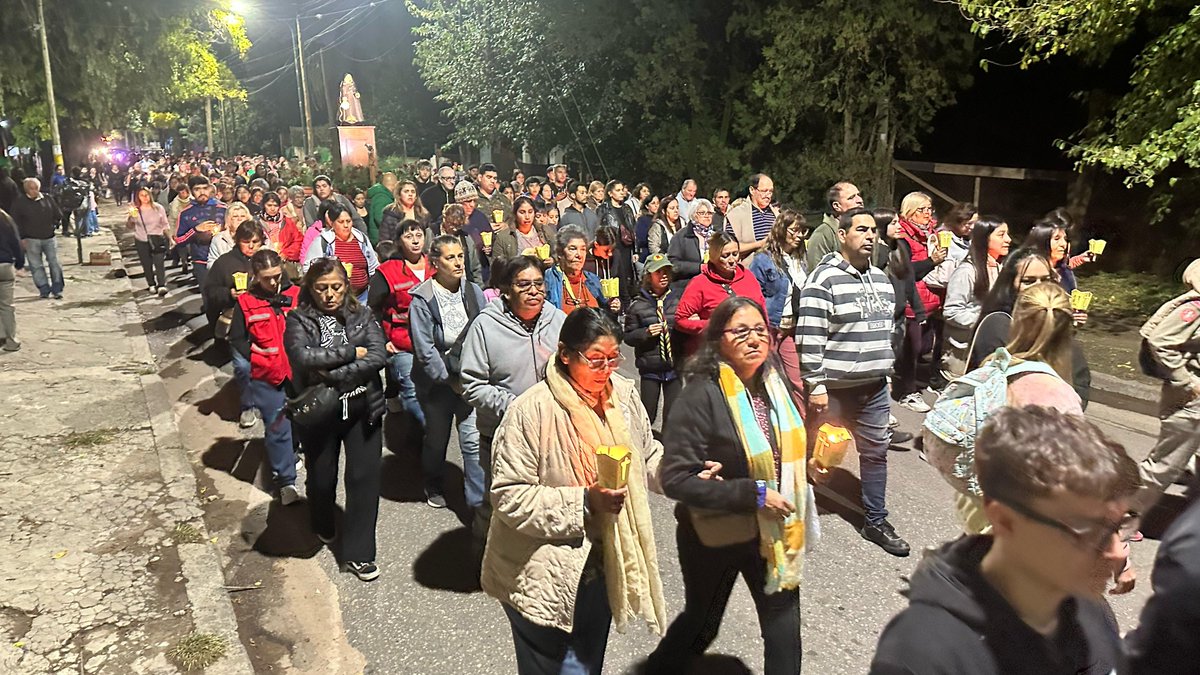 CascallaresPJ's tweet photo. FIRMES JUNTO A CRISTO EN EL CAMINO HACIA LA CRUZ

Este #ViernesSanto acompañamos las emotivas expresiones de Fe que se registraron en los más diversos puntos de nuestro distrito.

Miles de fieles acompañaron a Cristo en el Vía Crucis partiendo de los Templos locales y llenando las calles de amor hacia el Señor, nuestro Salvador.

Estuvimos en Glew, en José Mármol, en Burzaco, en Adrogué, en San José, en Don Orione y en todos aquellos lugares donde se palpitó el Viernes Santo.

#BrownConVos