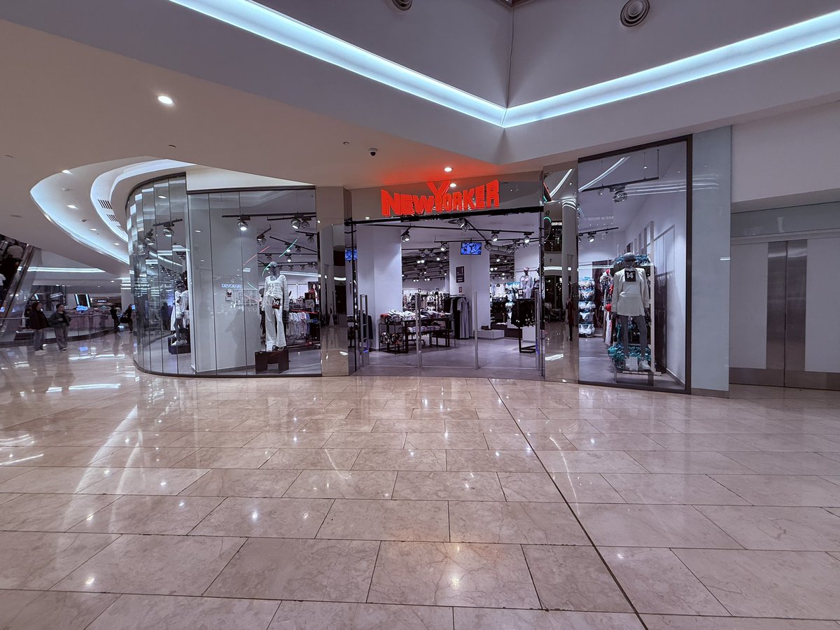 Fotoda gördüğünüz mağaza Avrupa’da 2,3 Euro ya dandik Tshirt satan bir mağaza. Şubesi Bakü de var Türkiye de yok