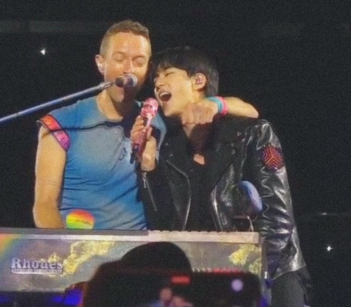 2022 🇦🇷                                              2025 🇰🇷

cruzaron el mundo casi 3 años después para reunirse y hacer magia en el escenario❤️‍🩹