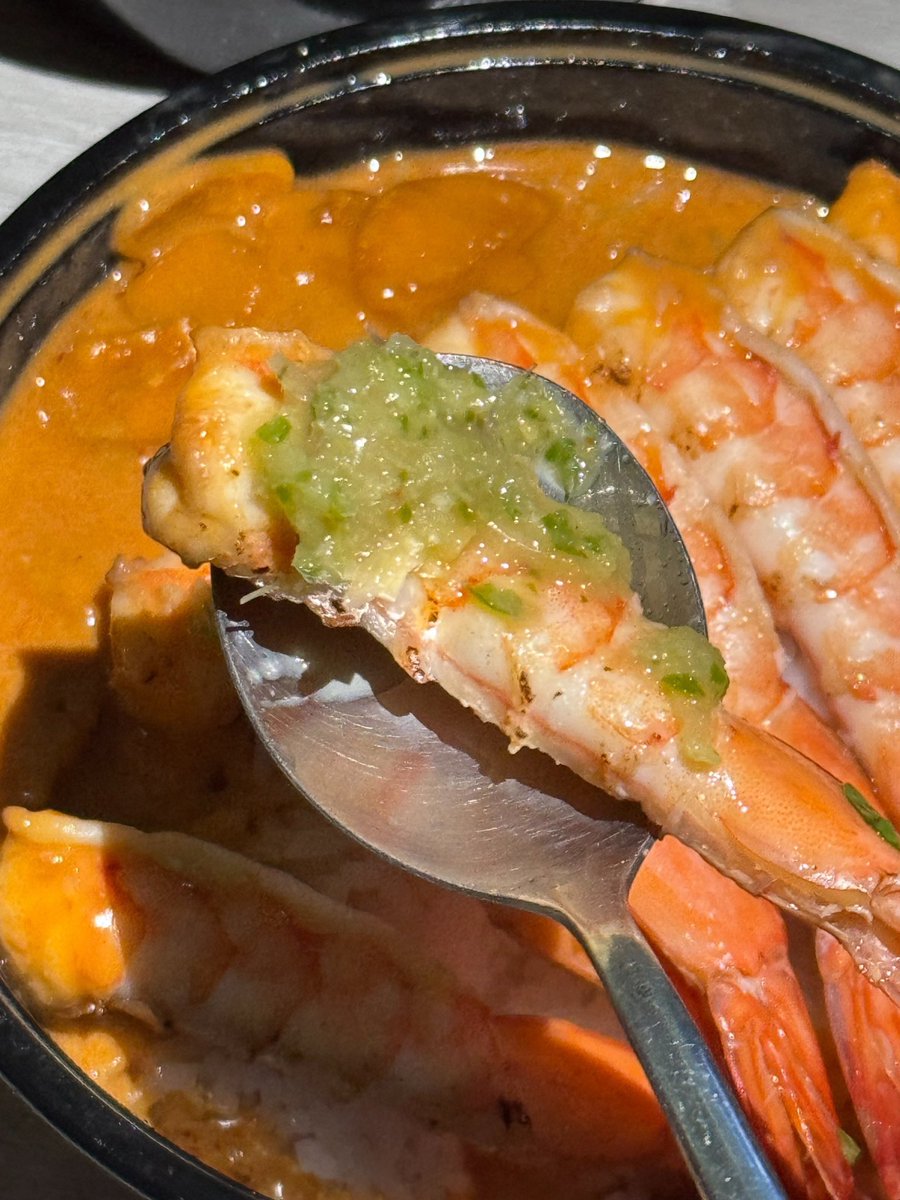 hbker07's tweet photo. โฮรๆๆๆๆๆๆ เป็นข้าวหน้ากุ้งแกะที่อร่อยมาก ข้าวสวยถูกต้อง กินละรู้เลยใช้ข้าวคุณภาพดีมาก กุ้งดีมากกกกกก โคตรอร่อย ตัวใหญ่ ราดมาด้วยมันกุ้งแบบท่วมๆๆ คือท่วมจริงๆ แล้วน้ำจิ้มซีฟู้ดก็คืออร่อยมากกกกกกกกกกกกกกก อยากบร้าา ทุกคน กินๆๆๆ อร่อยชิบหาย https://t.co/Lbj7MfU8m4