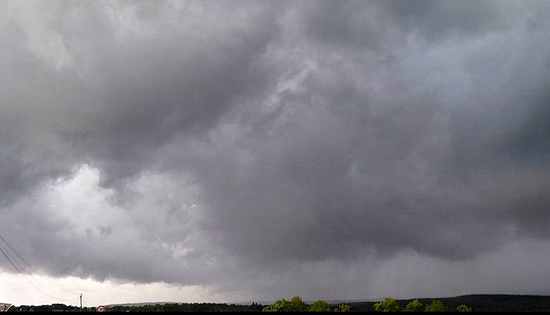 tom_geoffre's tweet photo. Énorme #mesocyclone sous cet #orage qui vient de passer sur la commune de Noailles (19600) près de 14h15. #Tuba probable au vu des images. D'autres photos/vidéos sous le post pour que vous puissiez déterminer la nature du phénomène. @KeraunosObs @meteociel @lachainemeteo https://t.co/7J6PfHqVGH
