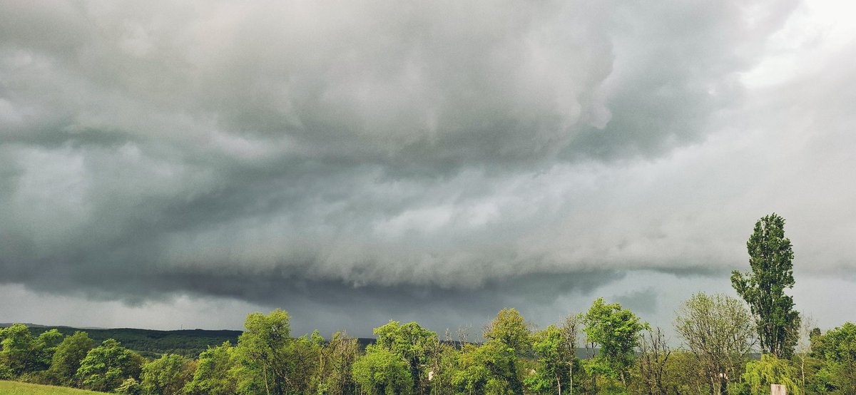 tom_geoffre's tweet photo. Énorme #mesocyclone sous cet #orage qui vient de passer sur la commune de Noailles (19600) près de 14h15. #Tuba probable au vu des images. D'autres photos/vidéos sous le post pour que vous puissiez déterminer la nature du phénomène. @KeraunosObs @meteociel @lachainemeteo https://t.co/7J6PfHqVGH