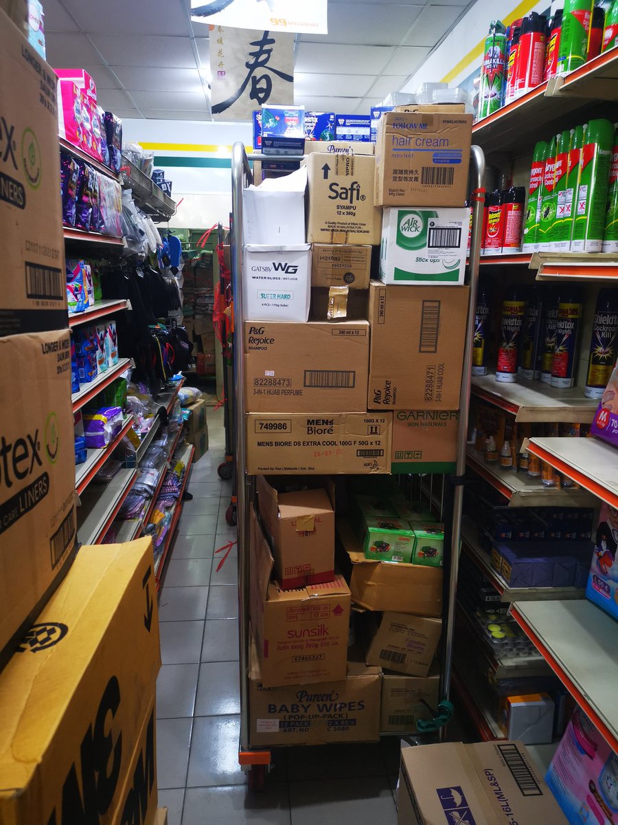 jllmisai's tweet photo. Untung setengah billion setahun, tapi kedekut nak sewa premis besar dan tambah pekerja..

Pergilah mana-mana cawangan, mesti akan nampak troli barang belum susun macam ni.. Dari speedmart, terus jadi sempitmart..😅 https://t.co/2H4N8HyZB8