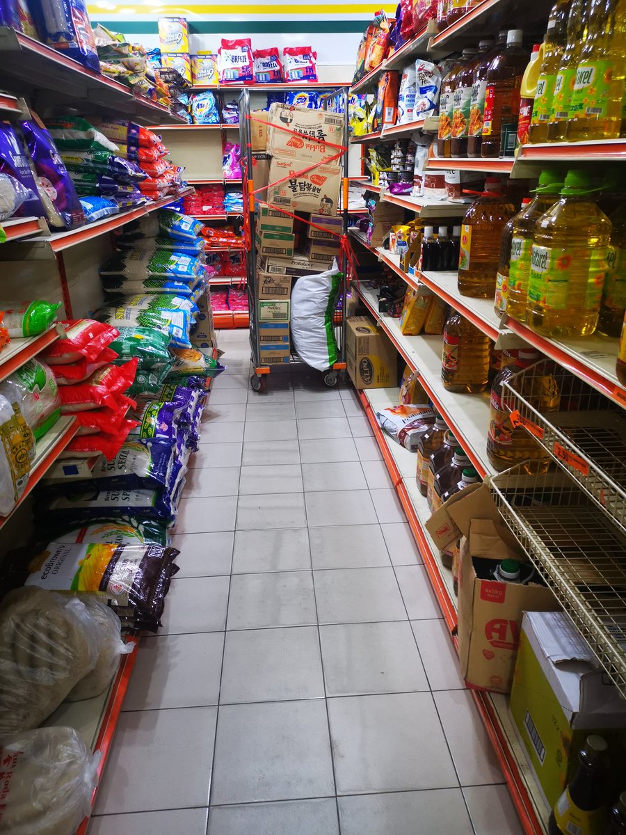 jllmisai's tweet photo. Untung setengah billion setahun, tapi kedekut nak sewa premis besar dan tambah pekerja..

Pergilah mana-mana cawangan, mesti akan nampak troli barang belum susun macam ni.. Dari speedmart, terus jadi sempitmart..😅 https://t.co/2H4N8HyZB8