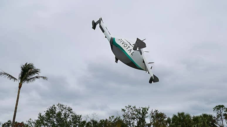 RobmateD32103's tweet photo. Pivotal, a Silicon Valley co., recently showcased its ultralight electric vertical takeoff and landing (eVTOL) aircraft. 

These innovative flying machines represent the next big thing in electric vehicle technology and aim to make personal air travel as accessible as driving. https://t.co/KOCml69Aoj