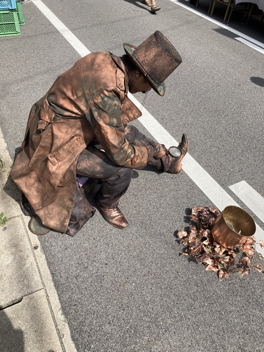 _shino_46's tweet photo. ガチプライベートで遊びに行ってました！
何気にゆっくりC.Cさんのパフォーマンス見たことないな🤔と。

この距離感でも質感すごすぎて感動…
しばらく遠巻きでも観察してました👀

なにみてるのさんは…ホントになにみてるの？？ww

2体見てまたスタチューやりたい欲が出たかも。ちょっとだけ！ね！ https://t.co/ev8rxnvB7R