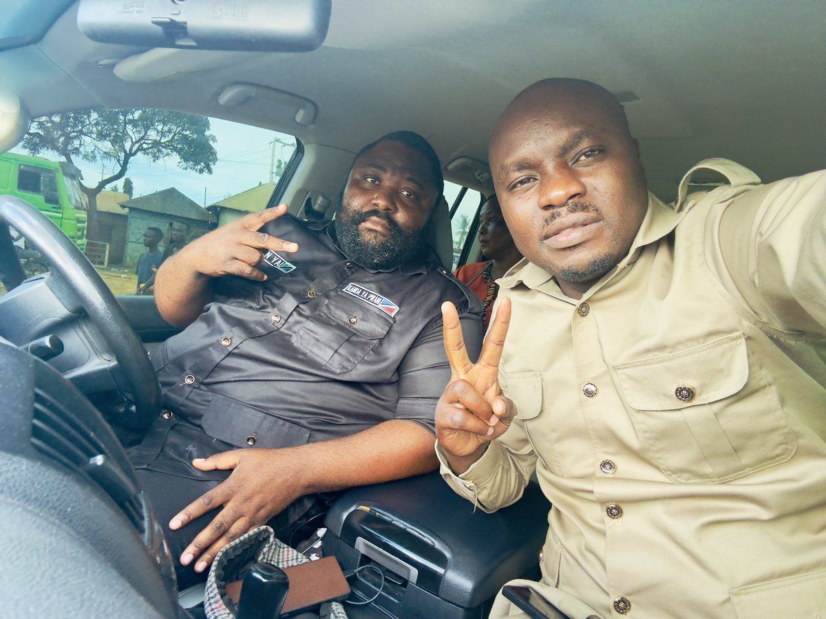 IAMartin_'s tweet image. Leo tulianzia gereza la KEKO, @TunduALissu hayupo. Tukaelekea gereza la SEGEREA, hayupo. Tukaelekea gereza la UKONGA. TAL yupo. Tukaelezwa ni watu watatu tu wanaruhusiwa kumuona kwa siku. @ExMayorUbungo amefanikiwa kuingia na kuzungumza na TAL na amesisitiza #noreformsnoelection