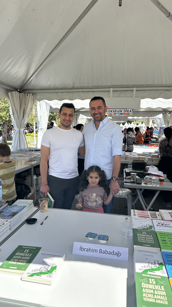 Beni borsanın derinlerine indirip orada boğulmayacak kadar bilgi sahibi yapan hocamın imza gününde bir araya geldik, teşekkürler 🙏 <a href="/borsaninizinden/">İbrahim Babadağı | Borsanın İzinden</a>