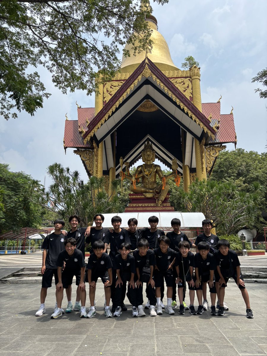 vfk_academy's tweet photo. 【U-15】
インドネシア遠征6日目🇮🇩
午前中は寺院と動物園に行きました!
日本とは違った雰囲気や動物と触れ合うことができ異文化を感じ取ることができました!🛕🐅
#VFK
#VFSC
#VENTRISE https://t.co/uFr0ldZH88