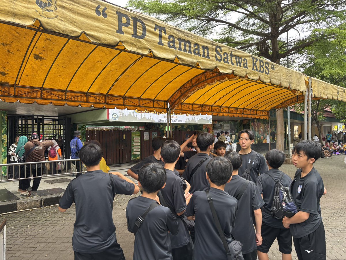 vfk_academy's tweet photo. 【U-15】
インドネシア遠征6日目🇮🇩
午前中は寺院と動物園に行きました!
日本とは違った雰囲気や動物と触れ合うことができ異文化を感じ取ることができました!🛕🐅
#VFK
#VFSC
#VENTRISE https://t.co/uFr0ldZH88