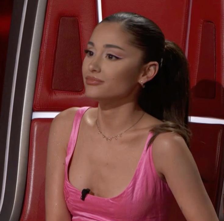 gagas's tweet photo. everything Ariana Grande did in 2021, a Thread; https://t.co/VCmWnMOQxg