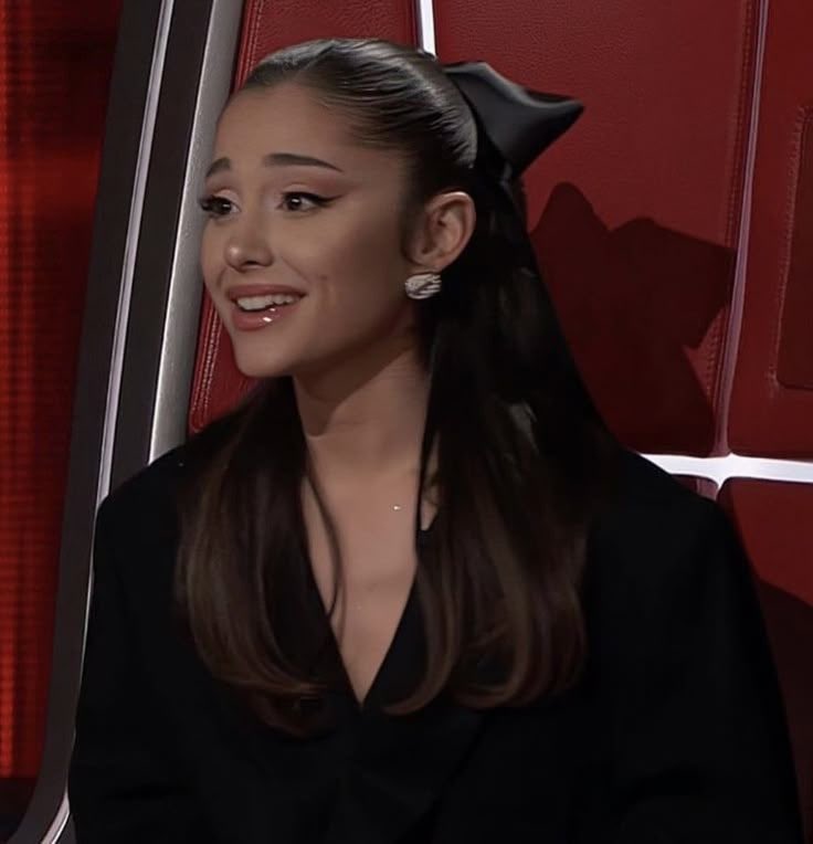 gagas's tweet photo. everything Ariana Grande did in 2021, a Thread; https://t.co/VCmWnMOQxg