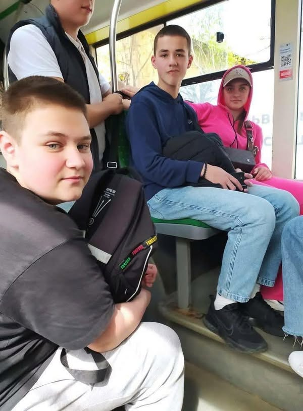 Сьогодні, їдучи, в 92 автобусі у Львові., була свідком  ситуації, котра мене не здивувала, скоріш розчулила.
В автобус зайшла бабуся в поважному віці  і відразу приставила карту аби зчитати за квиток, та з цього нічого не виходило кілька разів. 
Поряд на сидіннях сиділи студенти,