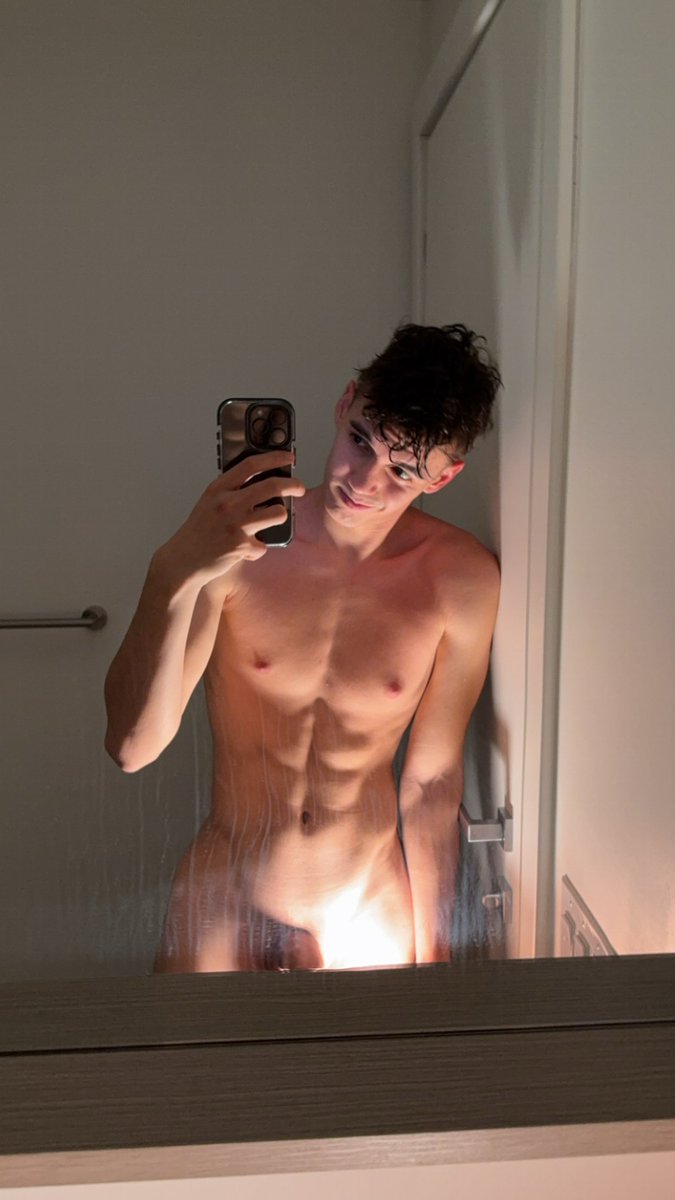 Wanna kneel? 

onlyfans.com/itsdannye18/c2