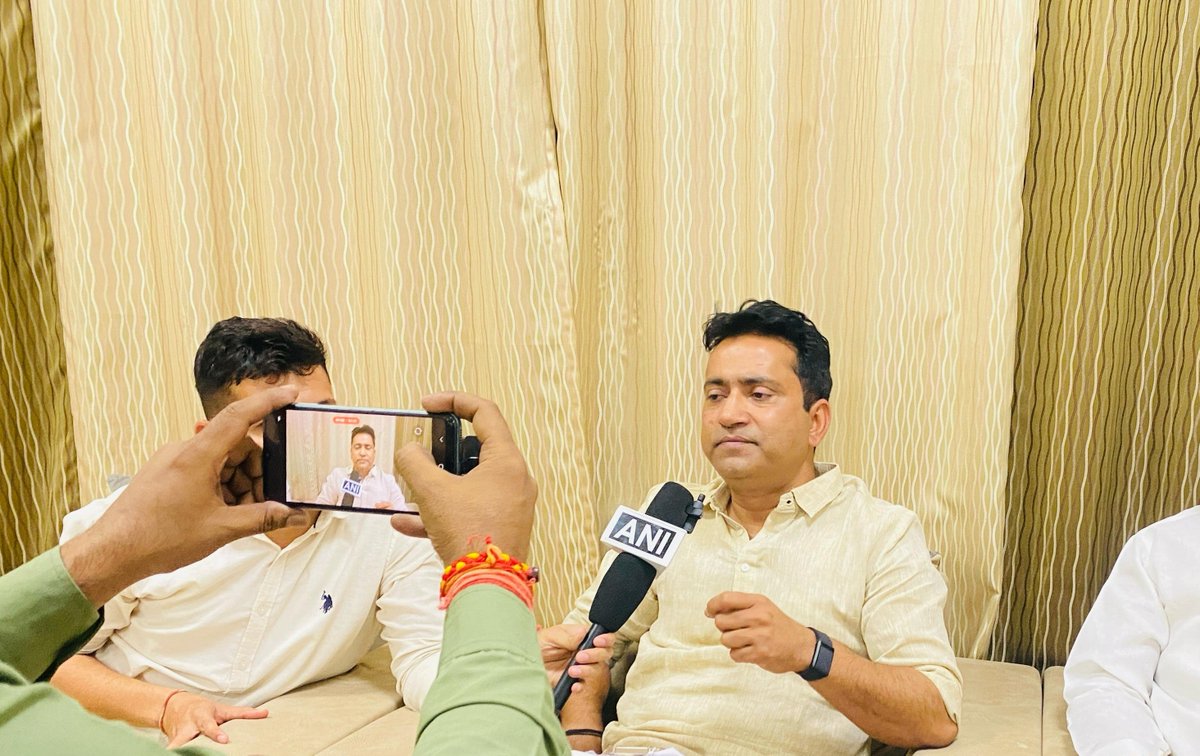 आज जिला कलेक्टर, चूरू से मुलाकात कर विभिन्न मुद्दों पर चर्चा की। 

चूरू जिले में रिकॉर्ड तोड़ गर्मी को देखते हुए डिस्ट्रिक्ट एक्शन प्लान बनाकर इसे त्वरित रूप से लागू करने के लिये कहा। जिले में पानी व बिजली की व्यवस्था बदहाल होती जा रही है, अत: इसमें सुधार कर अभावग्रस्त स्थानों पर