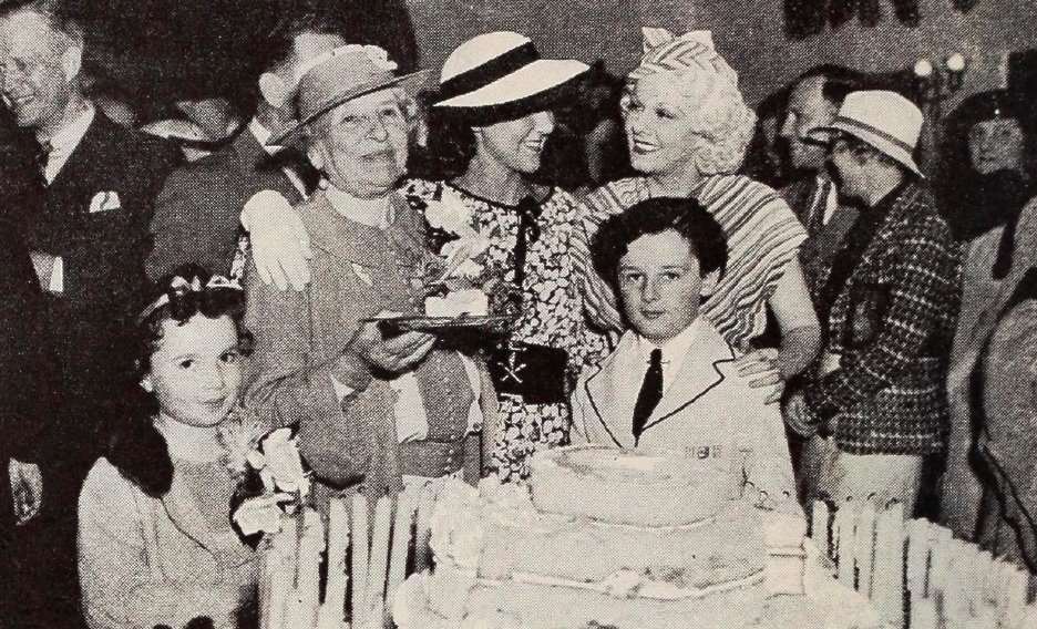 KrysLuvClassics's tweet photo. On April 19, 1935, MGM Studio chief Louis B. Mayer celebrated the joint birthdays of the studio's youngest star Cora Sue Collins along with one of the oldest stars May Robson.
Cora Sue Collins turns 98 today.
#BOTD #CoraSueCollins #MayRobson #JeanHarlow #OldHollywood #TCMParty https://t.co/P4uVqUSv0b