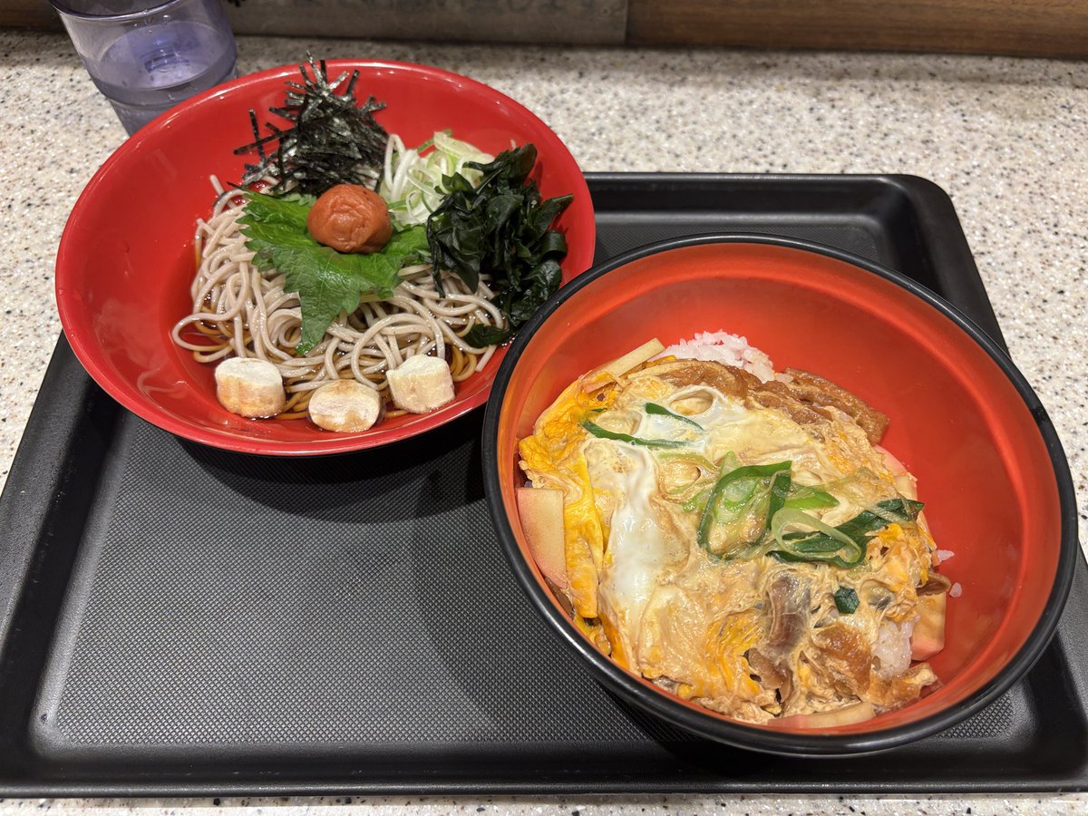 名代富士そば 新宿店にて、 #小山薫堂 考案「#木の葉衣笠丼セット」を