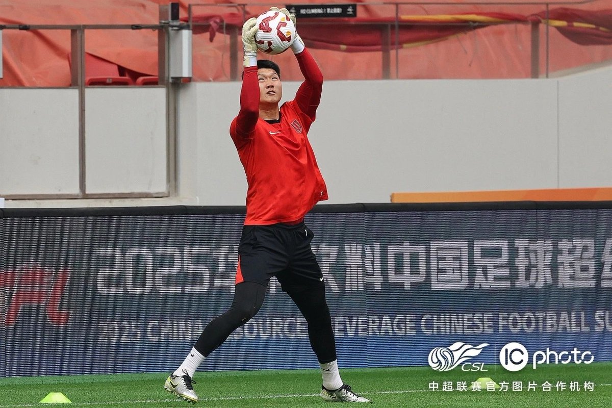 RCFCBRASIL's tweet photo. no dia 19 de abril, o Chengdu Rongcheng fez seu último treinamento se preparando pro jogo de amanhã contra o Shanghai Port
#chengdubettercity #timchow #romulosilva #timolestchert #yahavgurfinkel #deerjiaduo #chengdurongchengfc https://t.co/HtE4Uq3I13