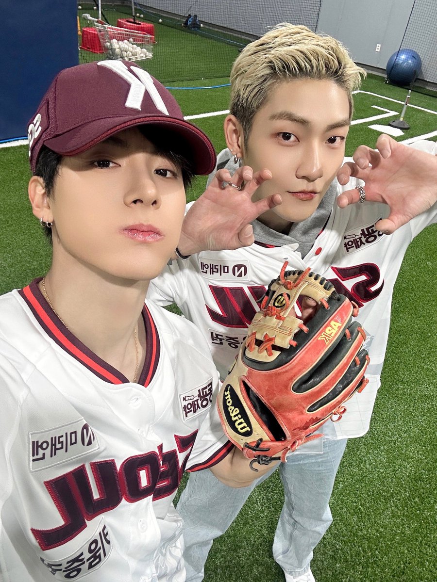 THEBOYZ_officl's tweet photo. [📸] 케빈&amp;에릭 키움 히어로즈 시구, 시타 완료⚾ 열정을 가득 담아 시구와 시타에 참여하게 되어 잊지 못할 추억을 만들었습니다☺ 더비들과의 약��도 멋지게 지킨 에릭🍤 다음에 또 불러 주세요🤎

#THEBOYZ #더보이즈
#KEVIN #케빈 #ERIC #에릭 https://t.co/MIii6wsjBF