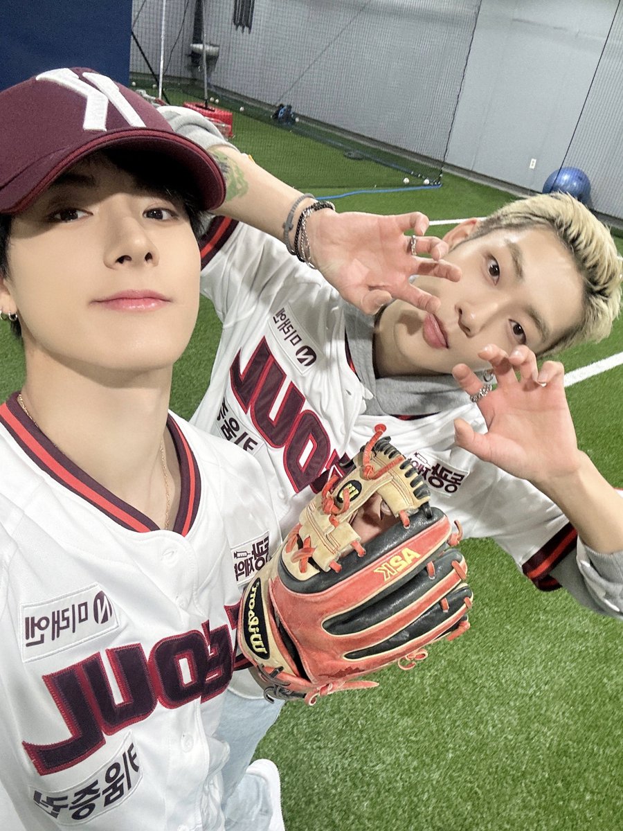 THEBOYZ_officl's tweet photo. [📸] 케빈&amp;에릭 키움 히어로즈 시구, 시타 완료⚾ 열정을 가득 담아 시구와 시타에 참여하게 되어 잊지 못할 추억을 만들었습니다☺ 더비들과의 약��도 멋지게 지킨 에릭🍤 다음에 또 불러 주세요🤎

#THEBOYZ #더보이즈
#KEVIN #케빈 #ERIC #에릭 https://t.co/MIii6wsjBF