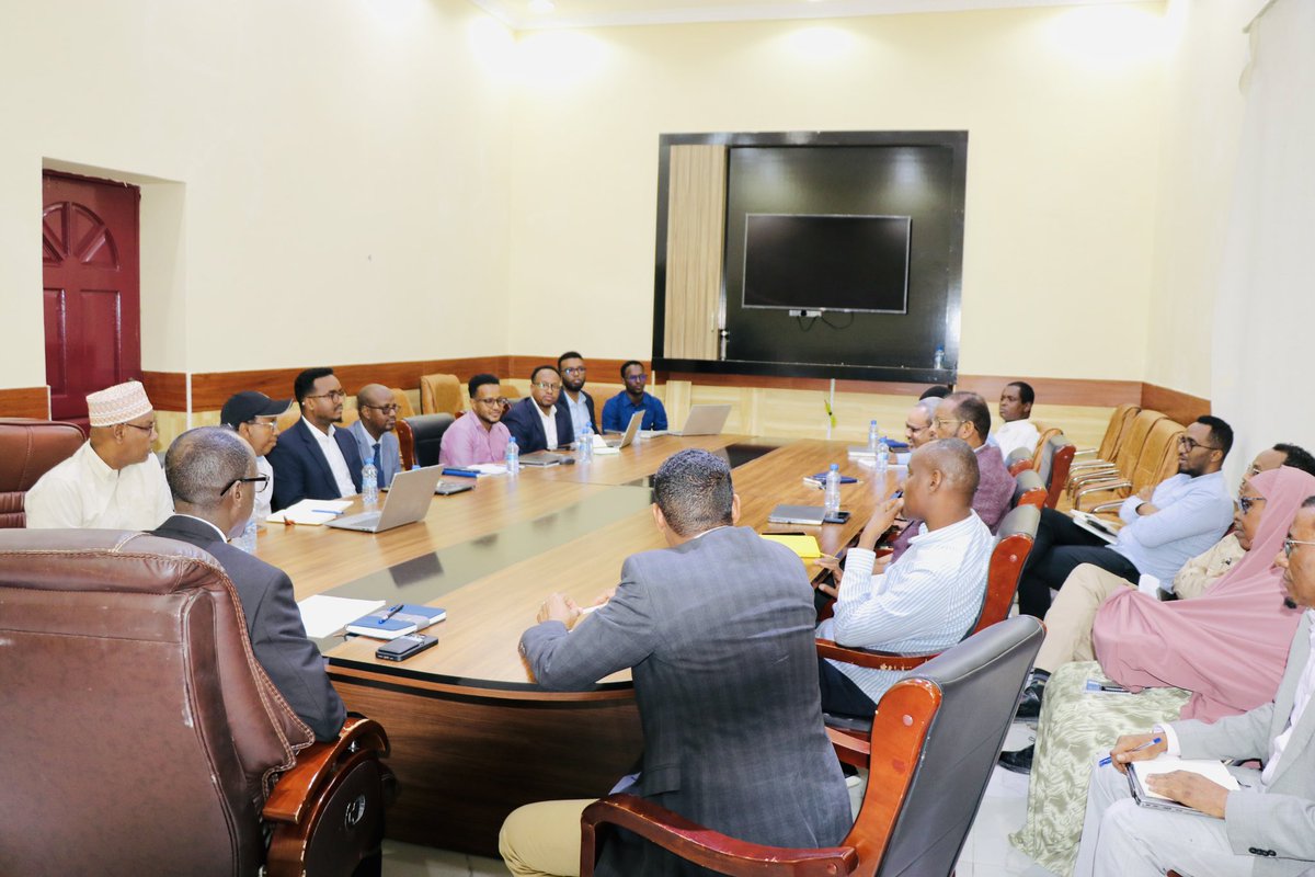 MoCI Somalia (@mocisom) on Twitter photo Today, the Minister of Commerce and Industry <a href="/HonGeesood/">Hon Mohamoud Adan Geesood</a> , led a meeting to review the Ministry progress and challenges. He announced that weekly meetings will be held to enhance information sharing and collaboration moving forward. Today, the Minister of Commerce and Industry <a href="/HonGeesood/">Hon Mohamoud Adan Geesood</a> , led a meeting to review the Ministry progress and challenges. He announced that weekly meetings will be held to enhance information sharing and collaboration moving forward.