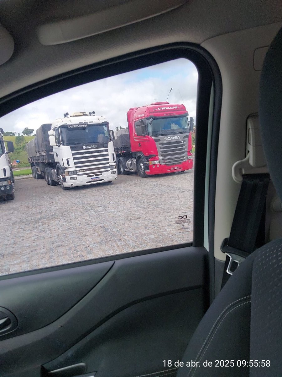 engpi's tweet photo. @LedaLuiza4 Aqui estão os caminhões dos motoristas que estavam tentando ameaçar nosso colega!! Inclusive do que fez esse video imoral! O DNIT e seus servidores não trabalham para governos, nos trabalhamos para o Brasil https://t.co/E0kQPCCeDX
