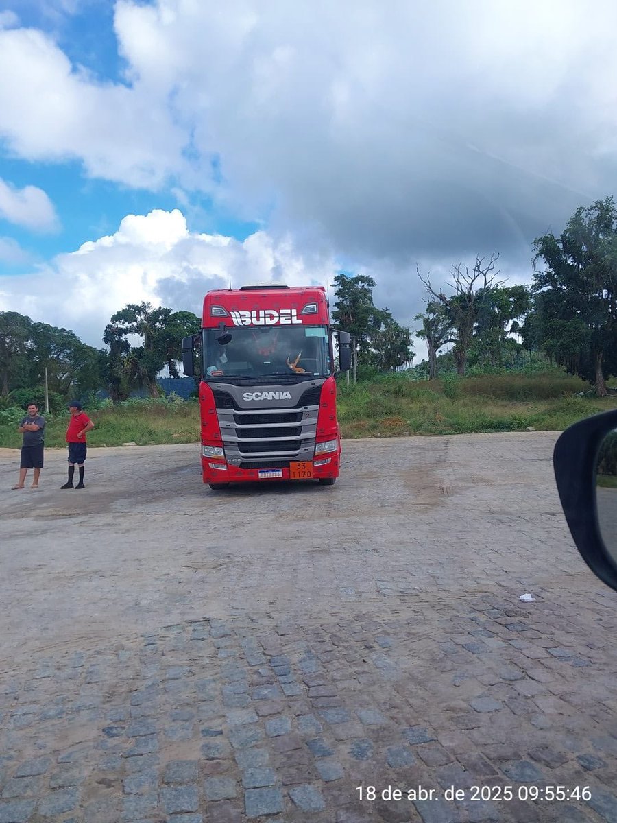 engpi's tweet photo. @LedaLuiza4 Aqui estão os caminhões dos motoristas que estavam tentando ameaçar nosso colega!! Inclusive do que fez esse video imoral! O DNIT e seus servidores não trabalham para governos, nos trabalhamos para o Brasil https://t.co/E0kQPCCeDX