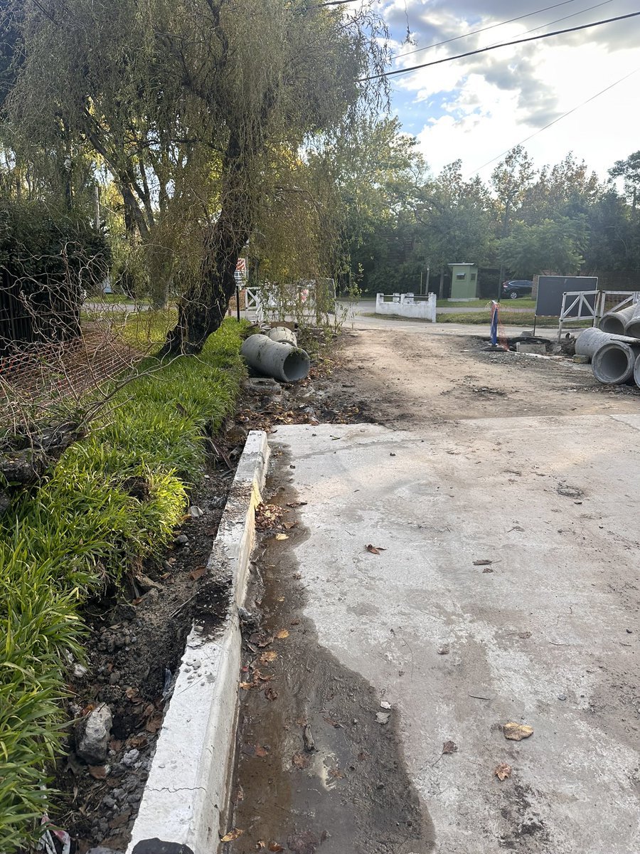 vikigancedo's tweet photo. @RamonLanus San isidro cada vez más sucio y con obras abandonadas https://t.co/Dpzlwob5XR