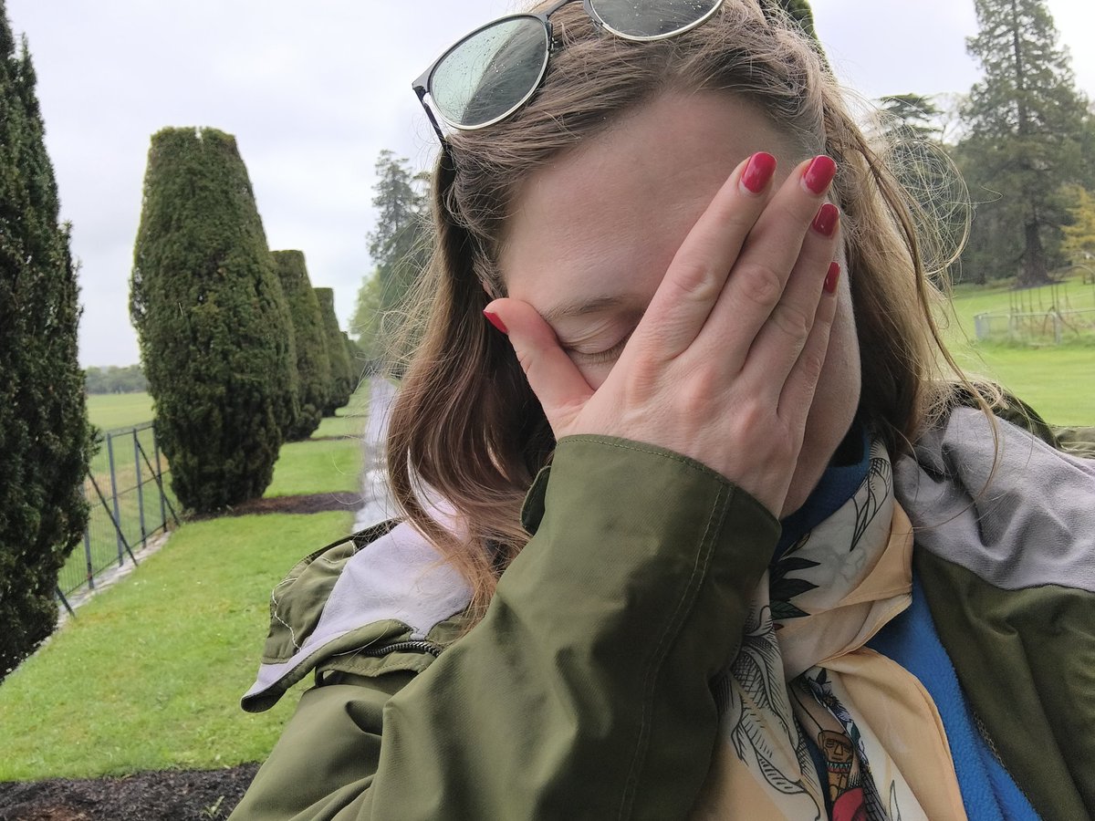 taking a walk for my stupid mental health Ireland edition.
Nedaudz līst, viss ir pelēcīgs. Bet! Es "Emo court" redzèju stirnu un vāveri. Un gārni.