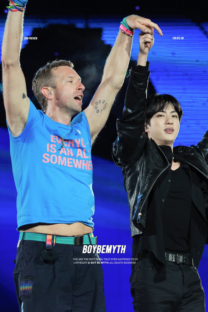 We love this friendship! ✨ #ColdplaySeoul

📸 Boybemyth