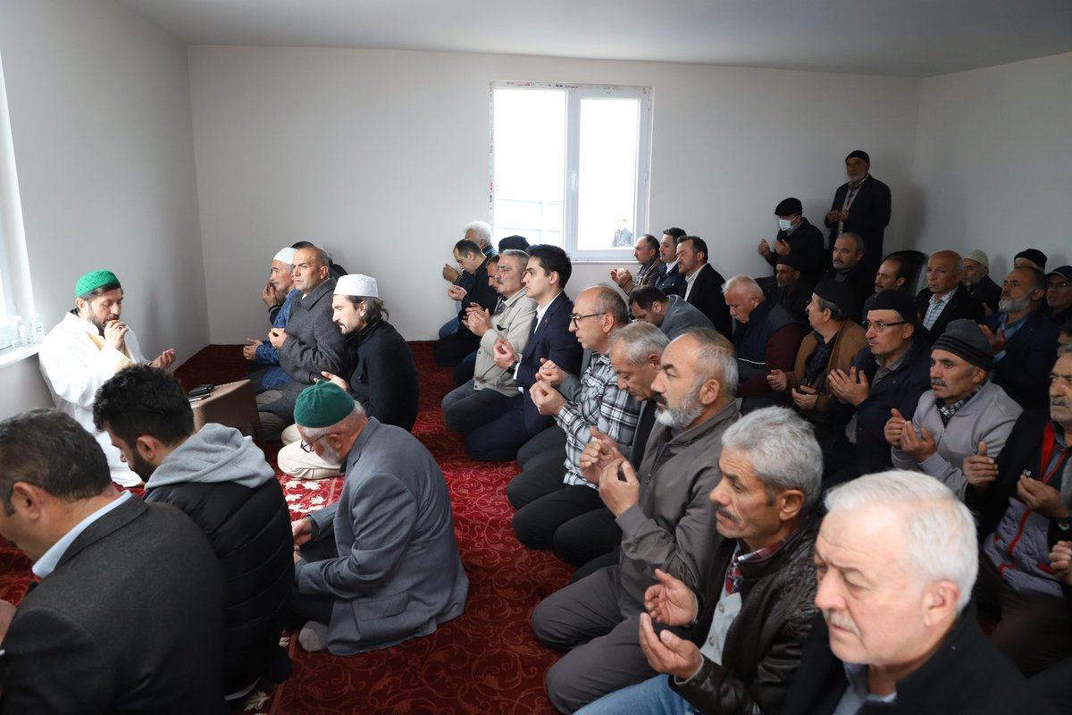 Valimiz Sn. <a href="/firattasolar/">M. Fırat Taşolar</a>, Yapraklı Kaymakamı Sn. Mehmet İbrahim Tiyek, İl Genel Meclisi Başkanı Sn. Ahmet Ulusoy, İl Jandarma Komutan Yardımcısı J. Alb. Sn. Güney Yücedağ, Yapraklı Belediye Başkanı Sn. Ömer Güngör, Tarım ve Orman İl Müdürü Sn. Latif Candan ve beraberindekiler