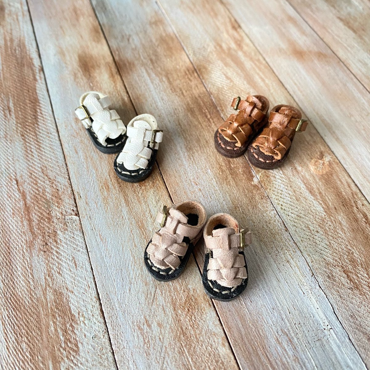 hitotsu_mini's tweet photo. グルカサンダルオーダー始めました✨ オビツ11&amp;ミディブライスデフォルトボディには素足でぴったり履くことが出来ます。ねんどろいど、ポプマさんには靴下着用で履けます。ご興味がございましたらプロフィールリンクからminneをチェックしてみて下さい！🎁minneクーポン配布中♪＃オビツ11 https://t.co/wihGmu9EzF