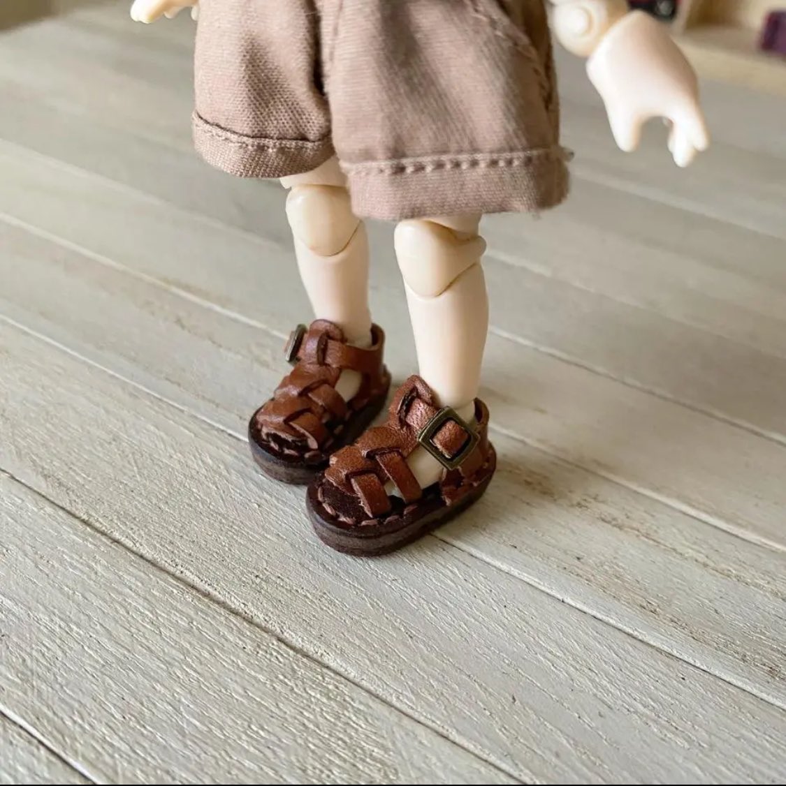hitotsu_mini's tweet photo. グルカサンダルオーダー始めました✨ オビツ11&amp;ミディブライスデフォルトボディには素足でぴったり履くことが出来ます。ねんどろいど、ポプマさんには靴下着用で履けます。ご興味がございましたらプロフィールリンクからminneをチェックしてみて下さい！🎁minneクーポン配布中♪＃オビツ11 https://t.co/wihGmu9EzF