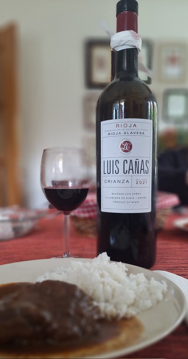 Tirando de Magnum....Un Luis Cañas para acompañar unas Carrilleras de Ternera al Oporto. Buena combinación 👌🍷
#vino #Rioja #relax #winemoment